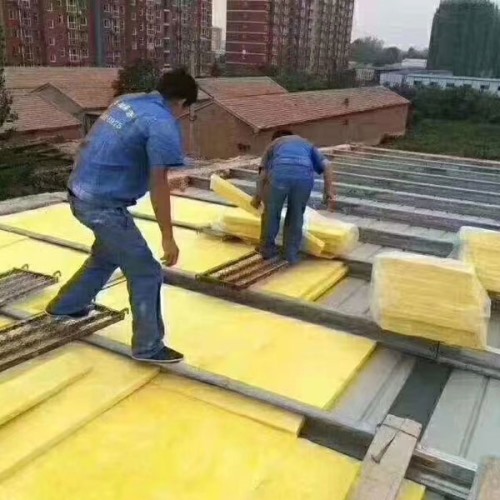 玻璃棉板施工現(xiàn)場(chǎng)